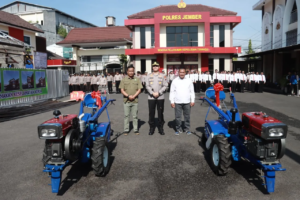 Kapolres Jember Serahkan Dua Unit Traktor untuk Gapoktan Setempat