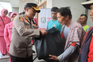 Polres Probolinggo Beri Bantuan untuk Warga Terdampak Puting Beliung