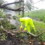 Respon Cepat Polisi BPBD Lancarkan Kembali Jalur Magetan