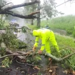 Respon Cepat Polisi BPBD Lancarkan Kembali Jalur Magetan
