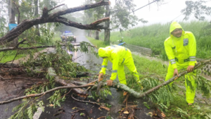 Respon Cepat Polisi BPBD Lancarkan Kembali Jalur Magetan