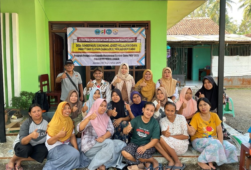 Polije Berdayakan Masyarakat Sumberwaru Lewat Budidaya Maggot dan Bon Cabai