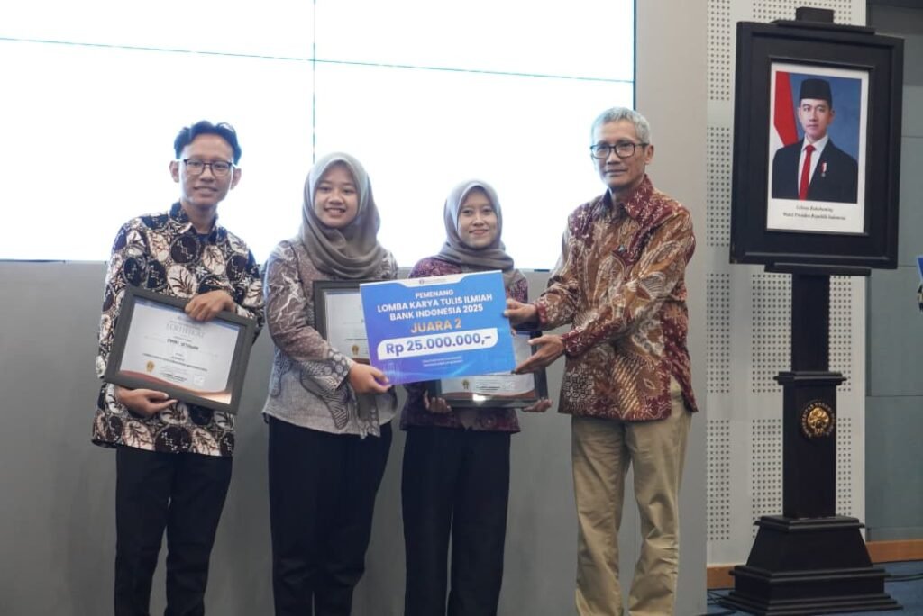 Tim FEB UNEJ Raih Juara 2 LKTI Bank Indonesia 2025 dengan Inovasi Pembiayaan UMKM