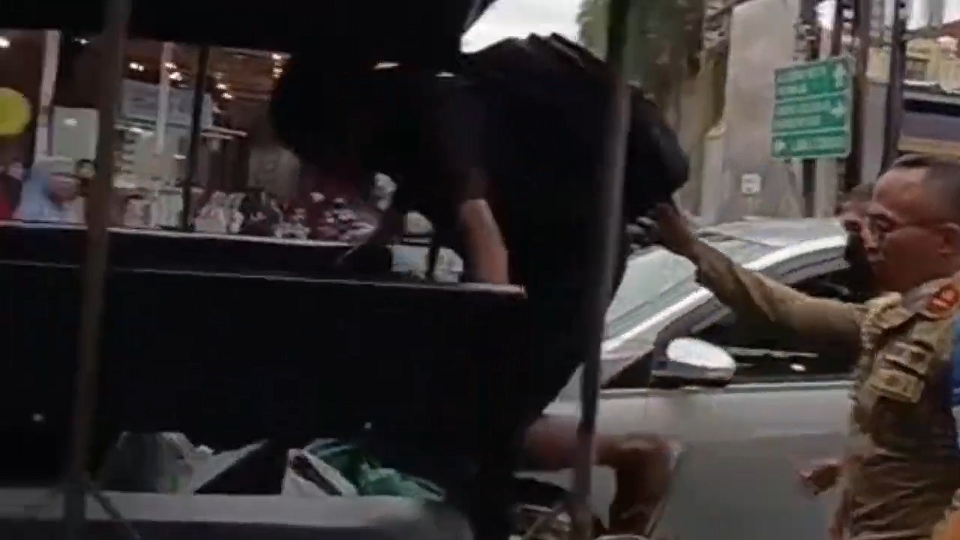 ODGJ Dievakuasi Satpol PP Setelah Resahkan Warga