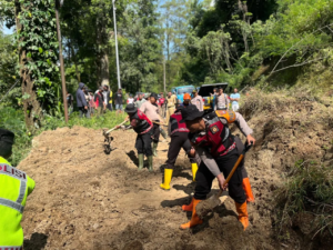 Polres Batu Tangani Longsor Ngantang Akses Malang Blitar Pulih