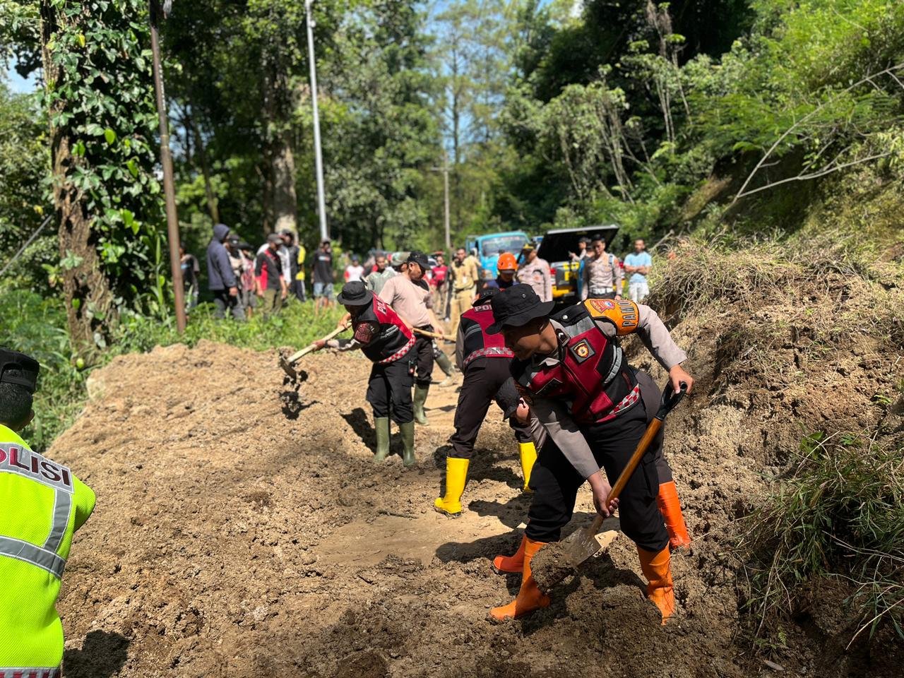 Polres Batu Tangani Longsor Ngantang Akses Malang Blitar Pulih