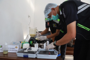 Polres Tanjungperak Uji Keamanan Pangan Menu Gizi Siswa