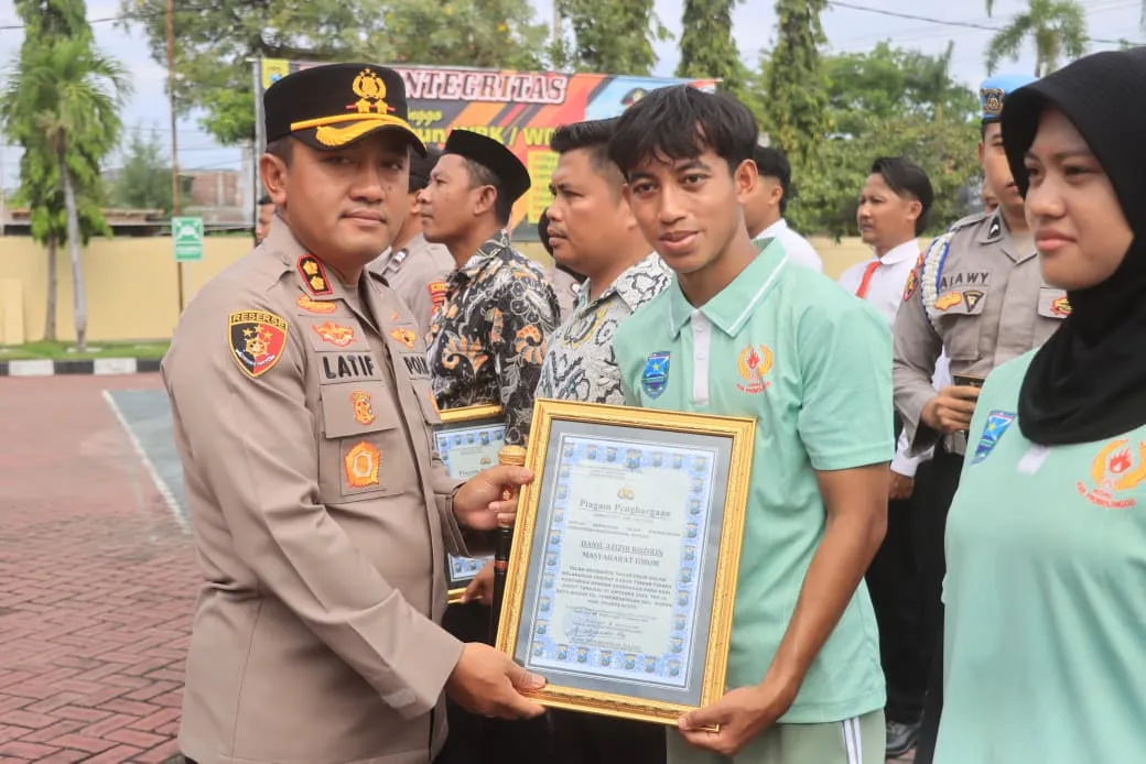 Kapolres Probolinggo Beri Penghargaan Atlet Arung Jeram Lawan Begal