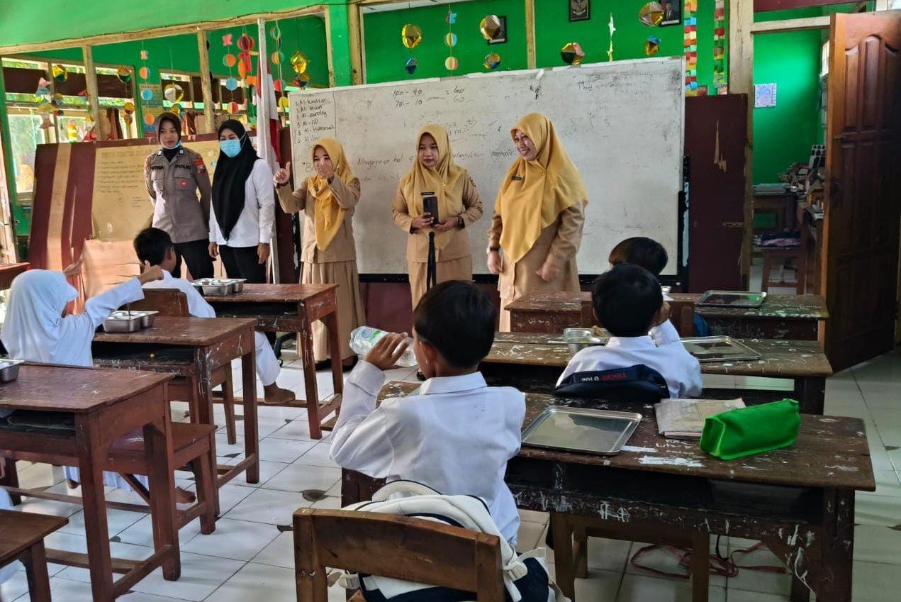 Pelajar Sambut Senyum Ceria Program Makan Bergizi Gratis Polres Ngawi