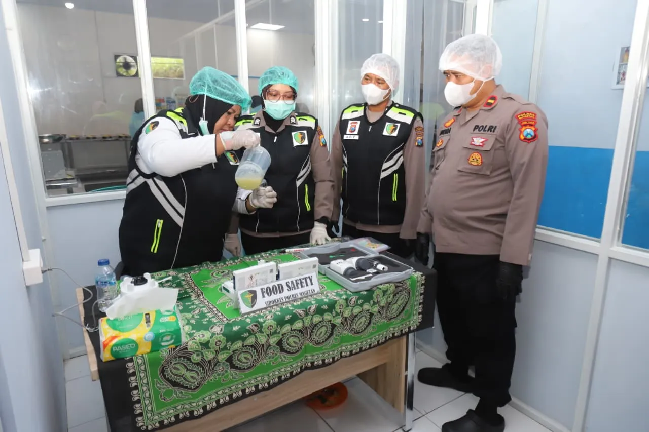 Dukung Program Gizi Anak Dokkes Polres Magetan Uji Food Safety SPPG