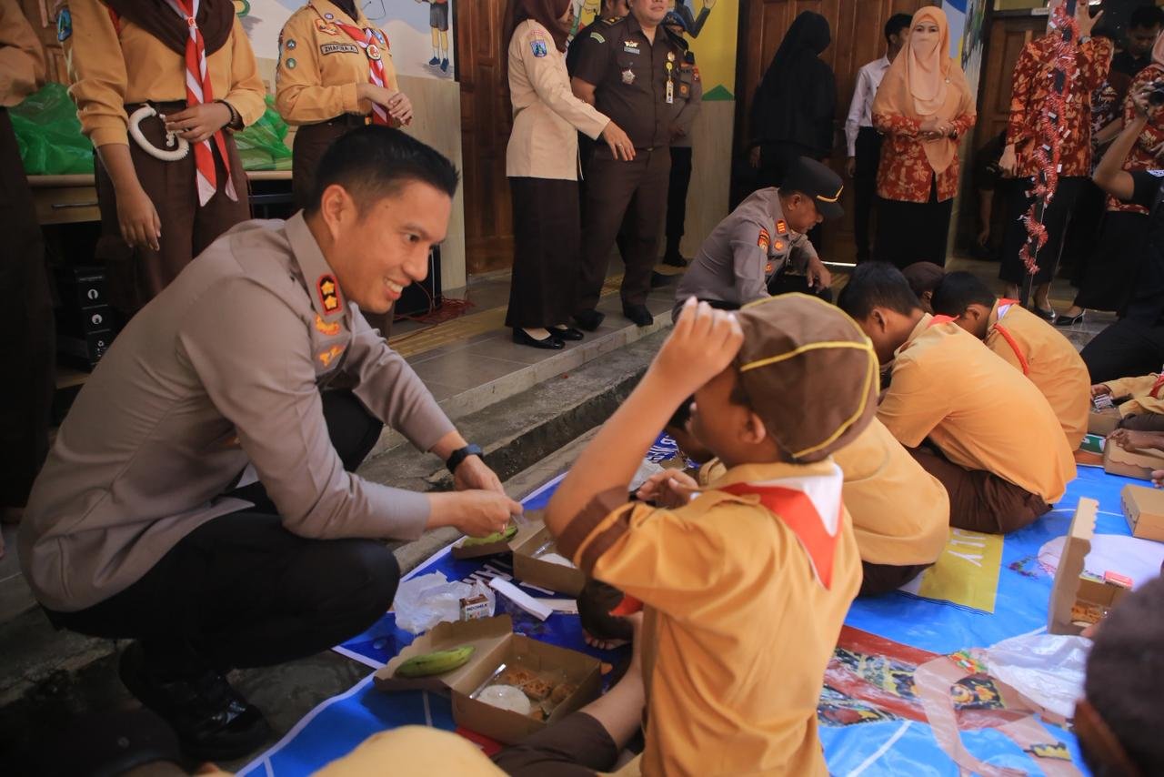 SPPG Polres Madiun Sajikan Nasi Pecel Bergizi untuk Pelajar