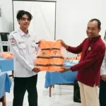 PMI Jember Bagikan Bantuan Pelampung untuk Delapan Unit KSR