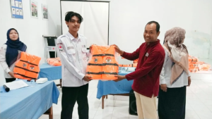 PMI Jember Bagikan Bantuan Pelampung untuk Delapan Unit KSR