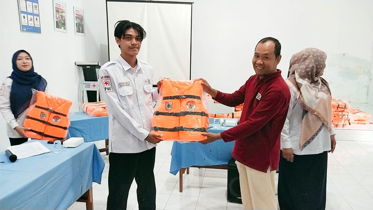 PMI Jember Bagikan Bantuan Pelampung untuk Delapan Unit KSR