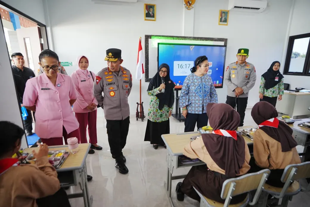 Kapolri Tinjau SMP Bhayangkari Karanganyar Wujudkan Generasi Emas