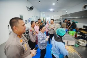Kapolri dan Komisi IV DPR Tinjau SPPG Karanganyar Dukung Program MBG