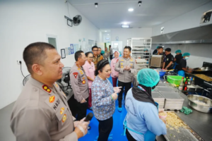 Kapolri dan Komisi IV DPR Tinjau SPPG Karanganyar Dukung Program MBG
