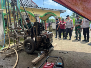 Jaga Keamanan dan Peduli Kapolres Kediri Serahkan Bantuan Sumur Bor