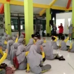 KSR PMI UIN KHAS Jember Latih Siswa MTsN 2 Tangani Sumbatan Jalan Napas