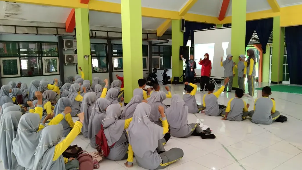 KSR PMI UIN KHAS Jember Latih Siswa MTsN 2 Tangani Sumbatan Jalan Napas