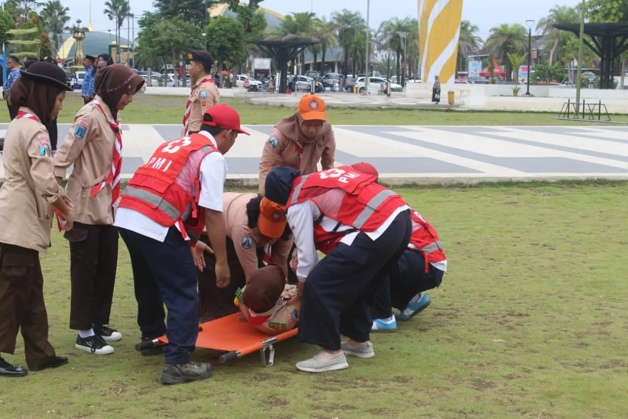 PMI Jember Sigap Tangani Peserta Pingsan di Upacara Hari Pahlawan