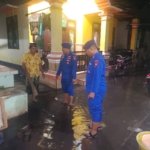 Polisi Imbau Warga Pesisir Situbondo Waspada Banjir Rob dan Jaga Kebersihan