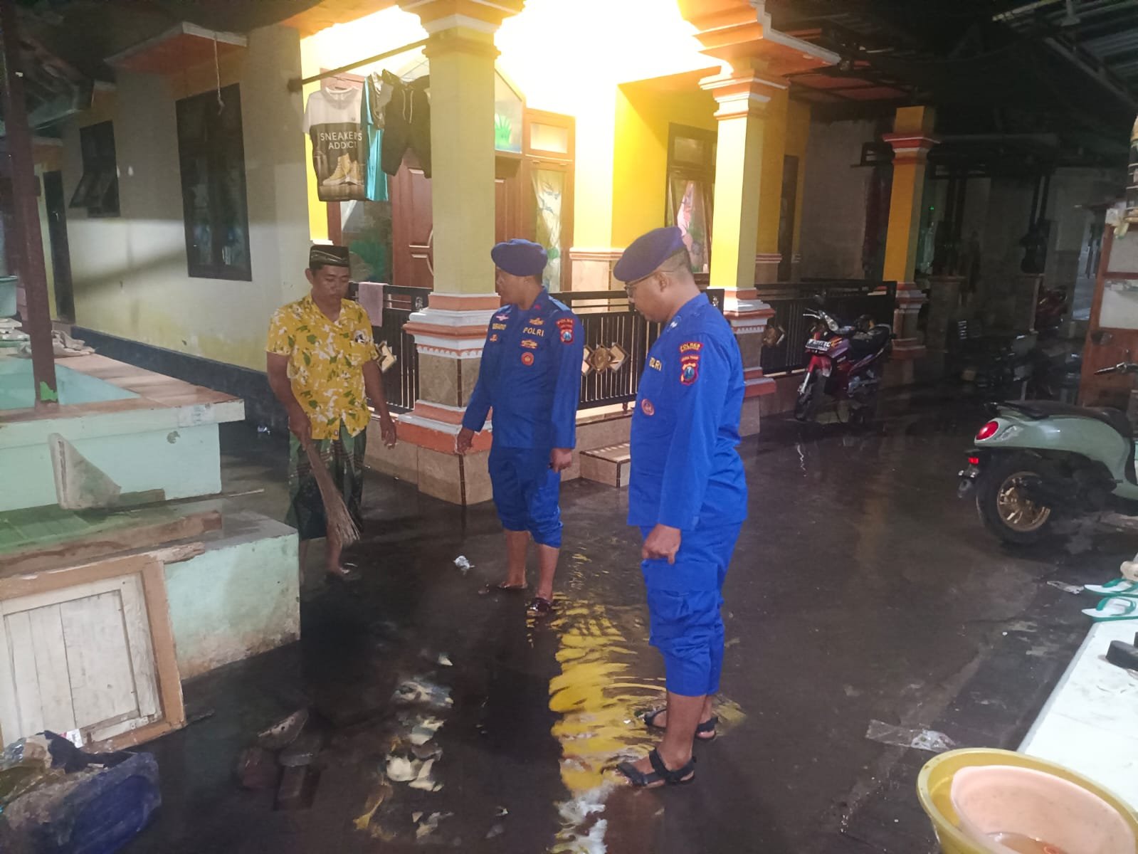Polisi Imbau Warga Pesisir Situbondo Waspada Banjir Rob dan Jaga Kebersihan