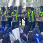 Polwan Bojonegoro Bagikan Air Mineral Aksi Unjuk Rasa Berlangsung Damai