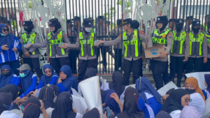 Polwan Bojonegoro Bagikan Air Mineral Aksi Unjuk Rasa Berlangsung Damai