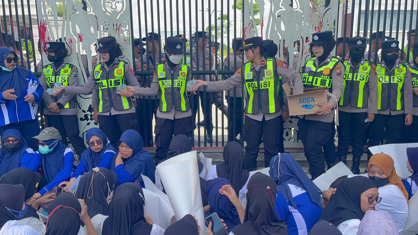 Polwan Bojonegoro Bagikan Air Mineral Aksi Unjuk Rasa Berlangsung Damai