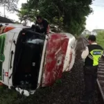Truk Semen Terguling Dekat KA Logawa Ranggajati Alami Keterlambatan
