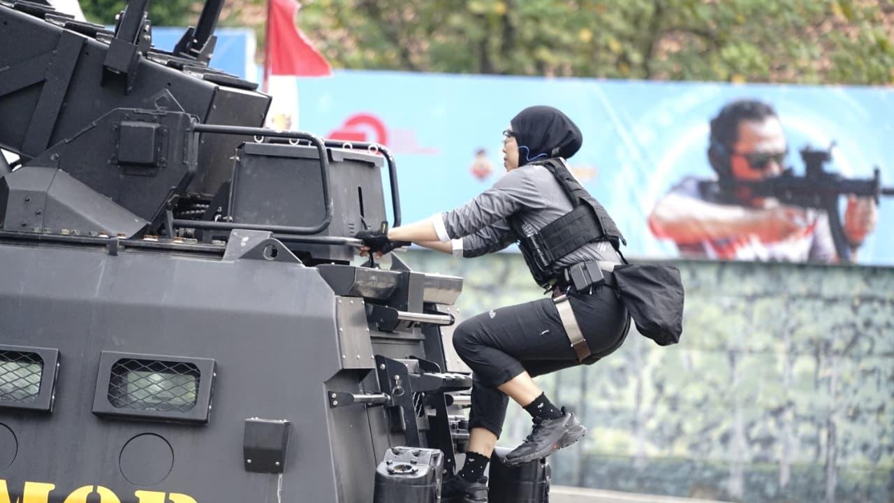 Adrenalin Tinggi Srikandi Brimob Jatim Guncang HUT Polri