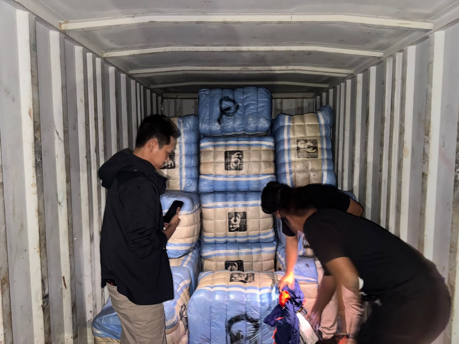 Polda Metro Bongkar Sindikat Balpres, Sita Ratusan Pakaian Impor