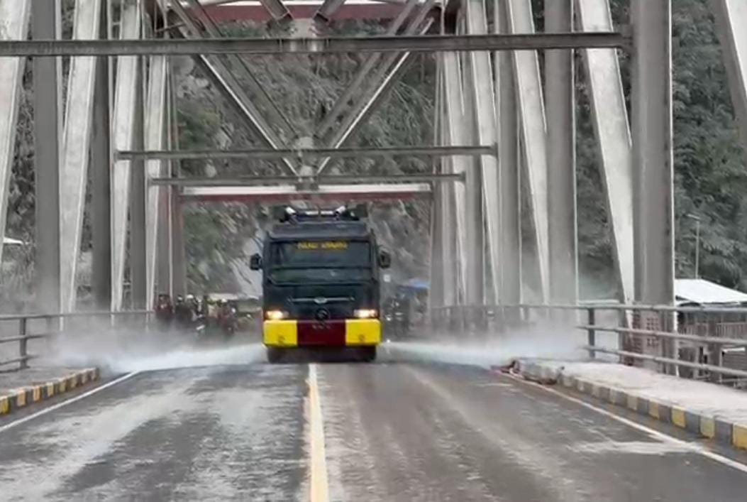 Polres Lumajang Kerahkan AWC Bersihkan Lumpur Sisa APG Semeru di Besuk Koboan