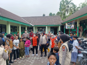 Polres Lumajang Gandeng UB Lakukan Trauma Healing Anak Pengungsi Semeru