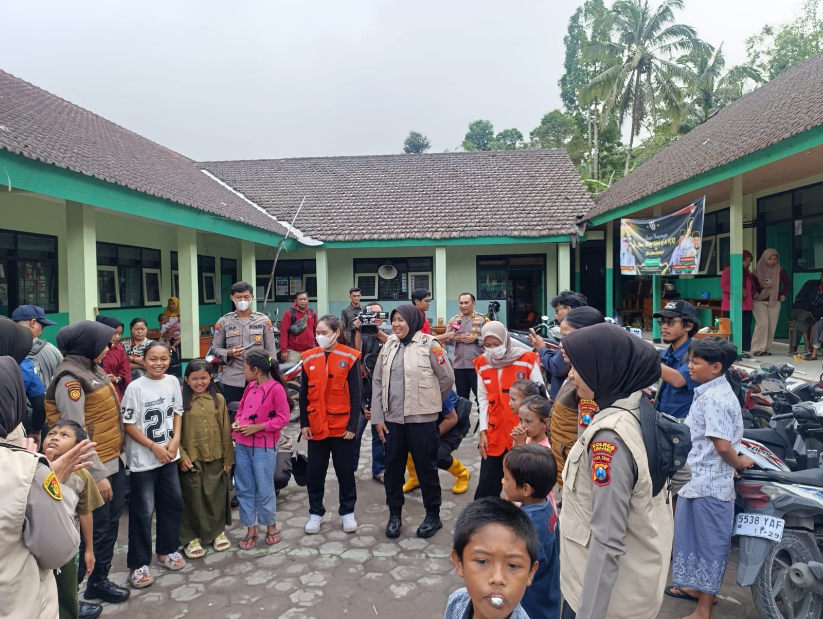 Polres Lumajang Gandeng UB Lakukan Trauma Healing Anak Pengungsi Semeru
