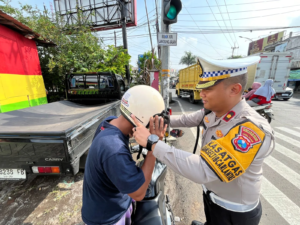 Polresta Malang Kota Bagikan 100 Helm Gratis Selama Operasi Zebra Semeru