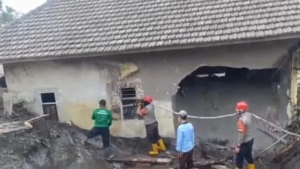 Polda Jatim Gerak Cepat Bersihkan Endapan Lahar Dingin Pascaerupsi Semeru