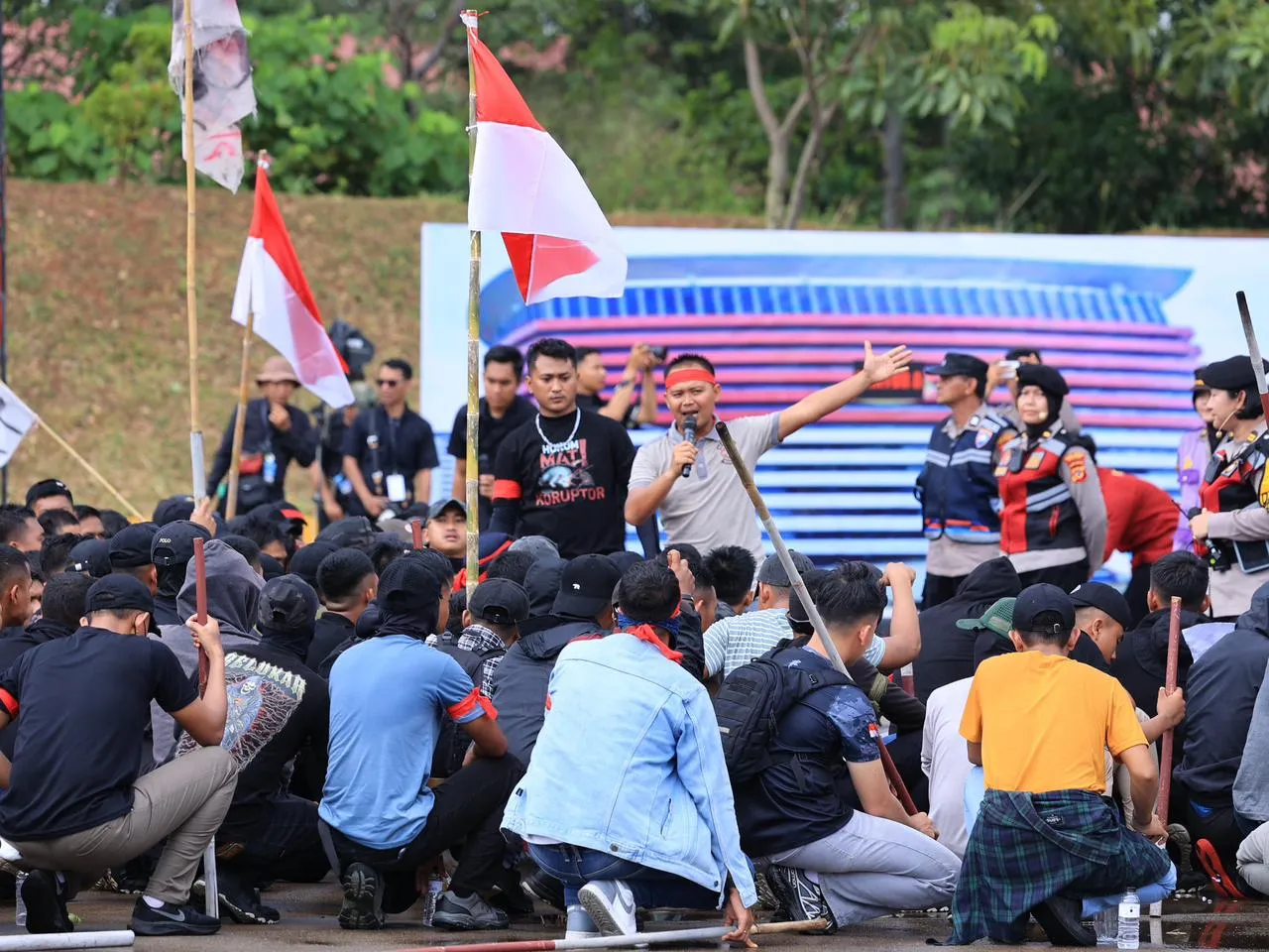 Polri Peragakan Model Pelayanan Unjuk Rasa Terbaru Berbasis HAM di Apel Kasatwil