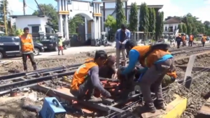 Jelang Nataru, PT KAI Daop 9 Perkuat Prasarana Rel untuk Kelancaran Perjalanan Kereta