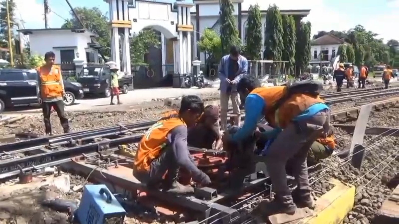 Jelang Nataru, PT KAI Daop 9 Perkuat Prasarana Rel untuk Kelancaran Perjalanan Kereta