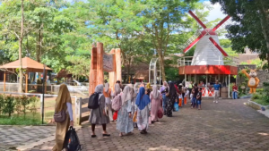 Libur Nataru, Pengunjung Jember Mini Zoo Membeludak hingga Antre Mengular