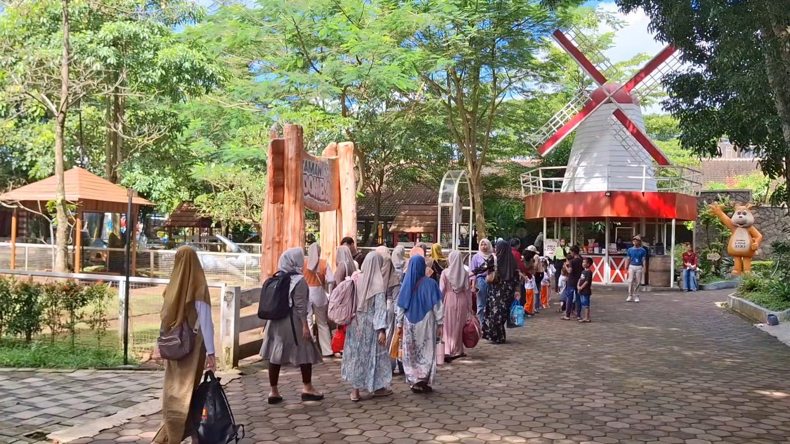 Libur Nataru, Pengunjung Jember Mini Zoo Membeludak hingga Antre Mengular