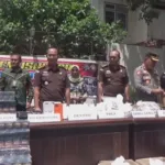 Jelang Nataru, Kejari Jember Musnahkan Narkotika dan Senpi Rakitan