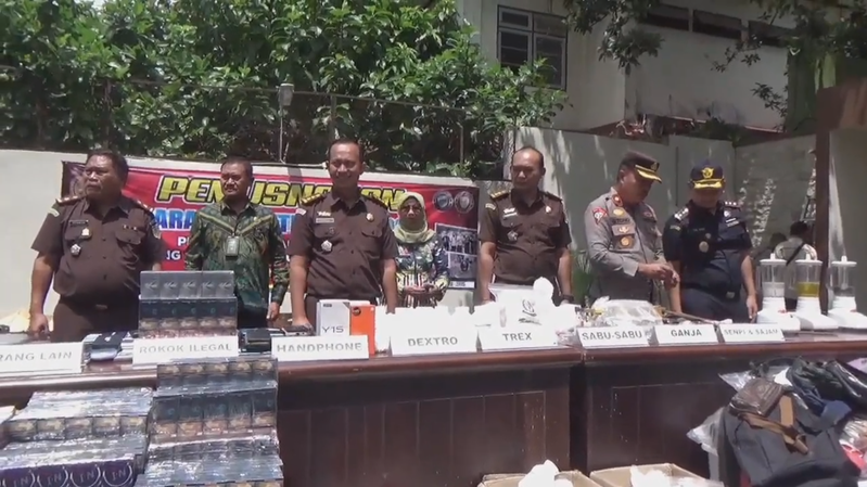 Jelang Nataru, Kejari Jember Musnahkan Narkotika dan Senpi Rakitan