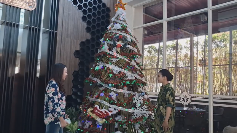 Unik! Pohon Natal dari Daun Kelapa Muda Tarik Perhatian Pengunjung Hotel di Jember