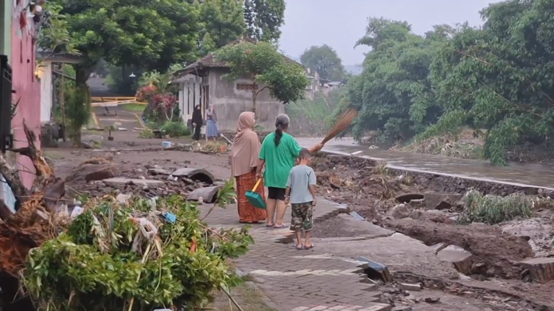 Dahsyatnya Banjir Bedadung, Satu Rumah Hancur Total