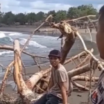 Cegah Laka Laut, Polisi Larang Wisatawan Berenang ke Tengah Pantai Jember