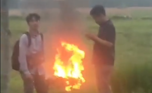 Motor Pencuri Gas Elpiji Dibakar Massa di Jember