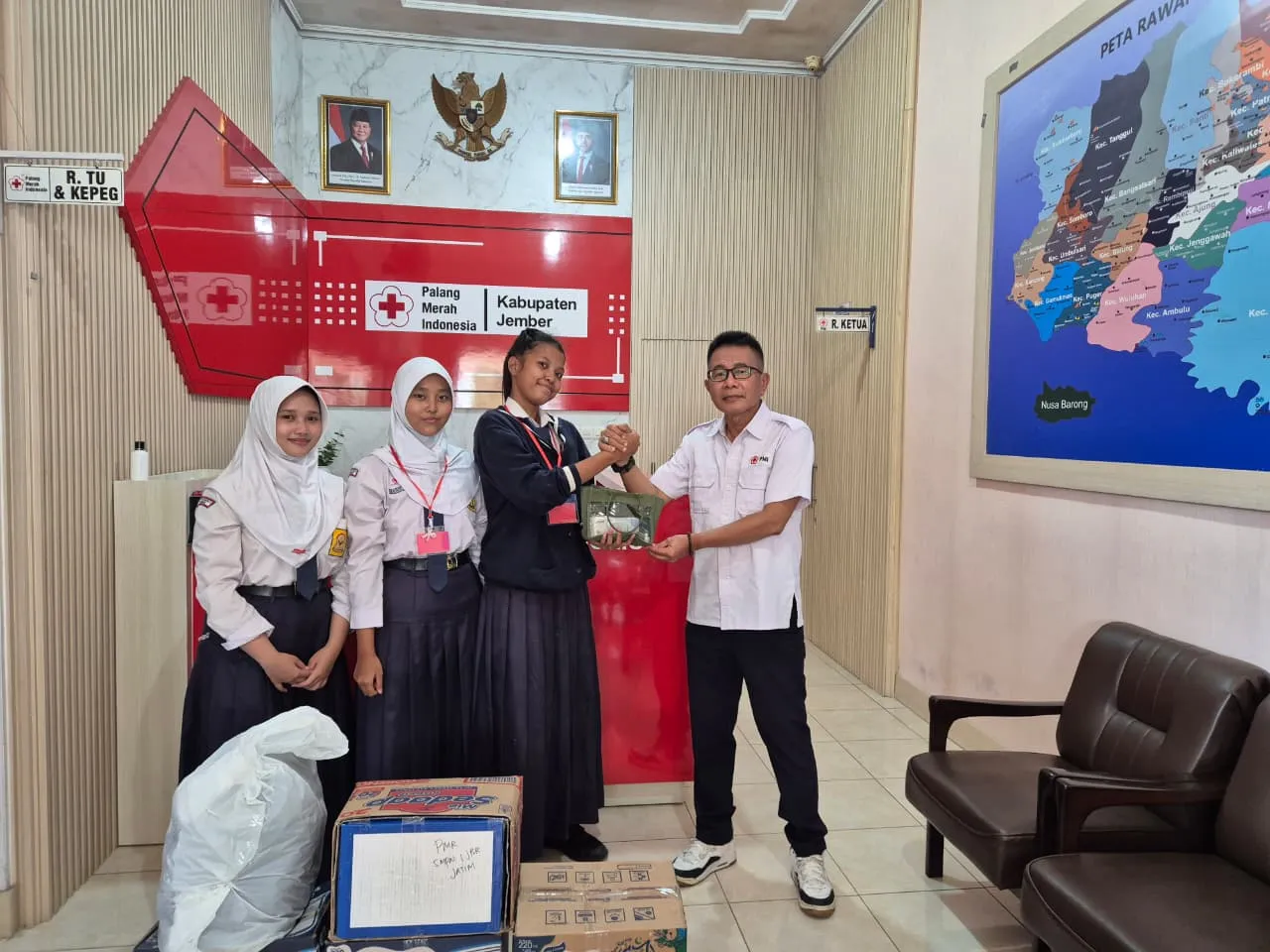 PMR SMPN 1 Jember Salurkan Bantuan untuk Korban Bencana Sumatera